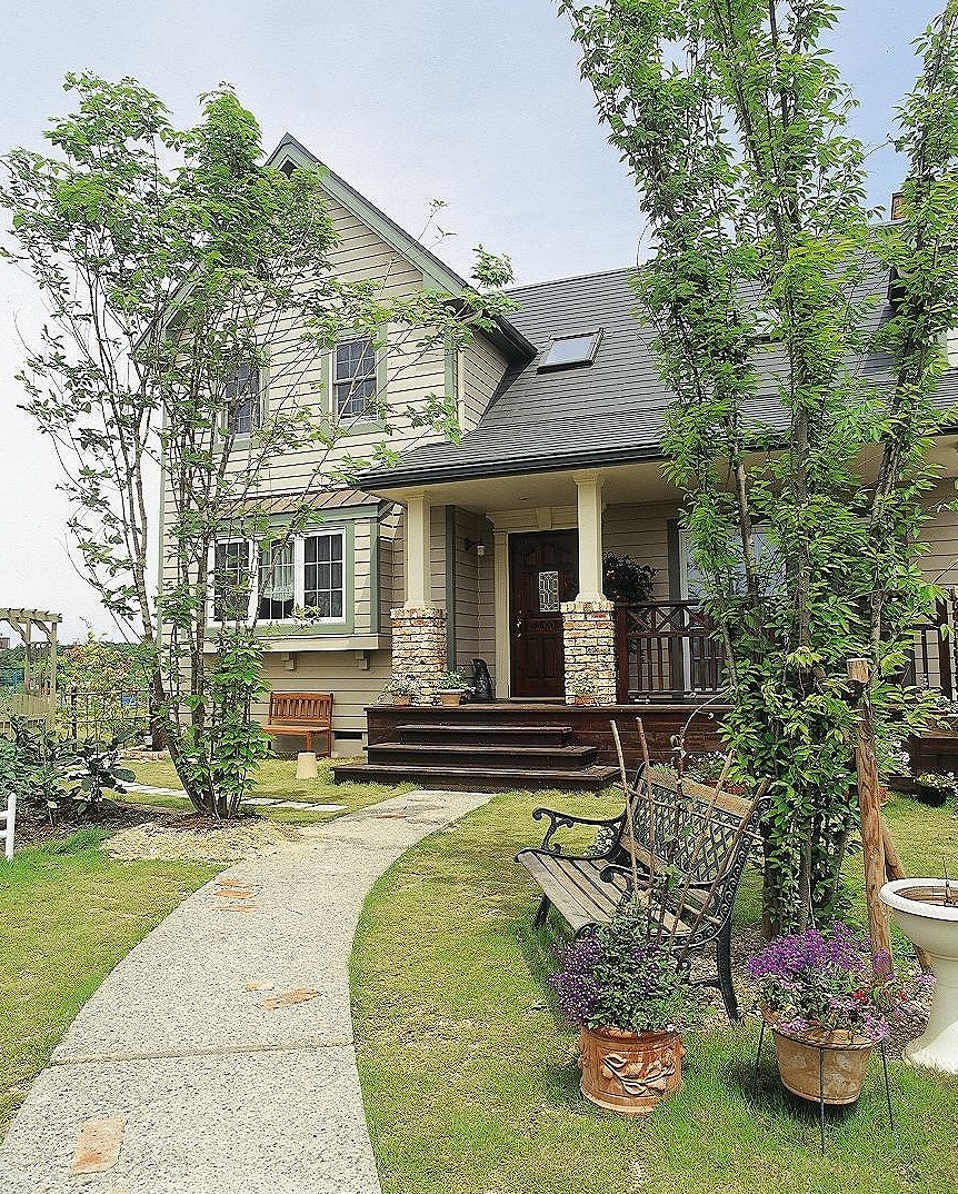 注文住宅で叶えた、木造校舎の風情を漂わせるカバードポーチのある家