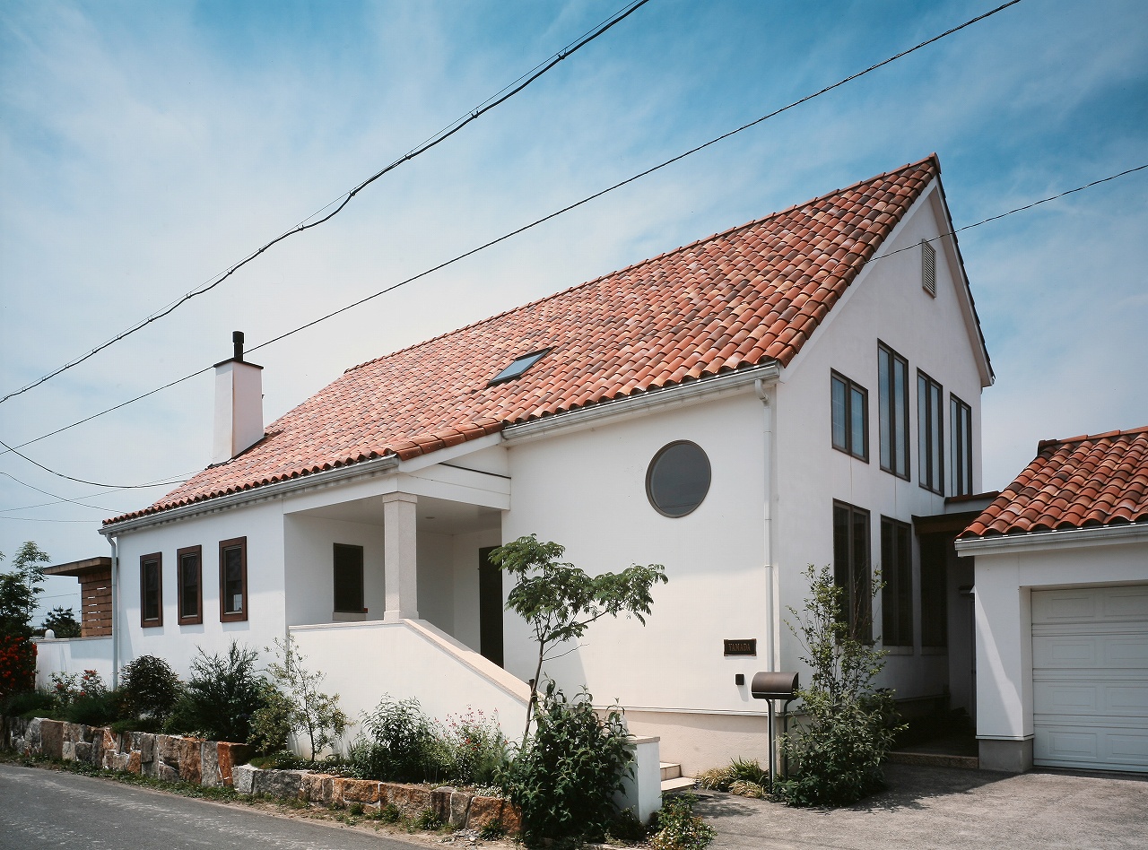 高気密高断熱の注文住宅、漆喰壁に赤いスペイン輸入瓦