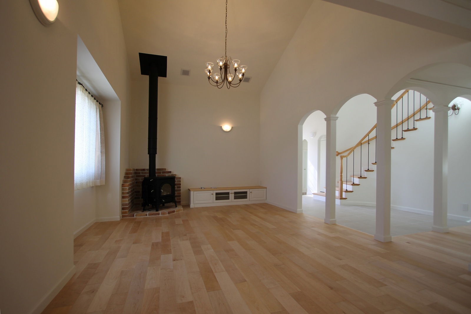 注文住宅を愛知で実現、吹き抜けホールとアーチが連なる家